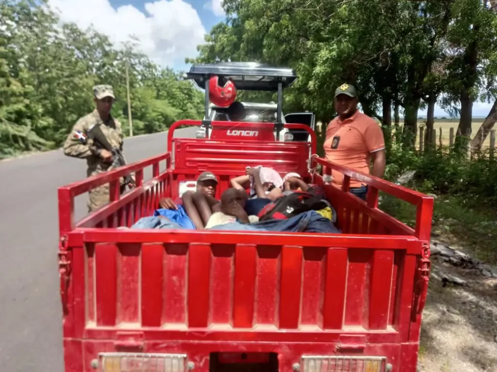 Detienen haitiano ocultaba bajo una lona a otros compatriotas en una motocicleta de tres ruedas