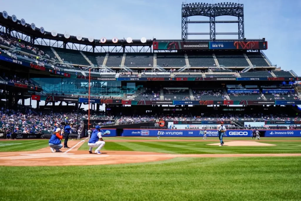 Defensor del Pueblo lanza primera bola en partido Mets de Nueva York