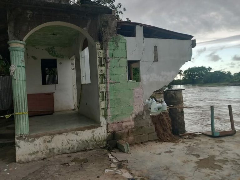 Colapsa vivienda por crecida de río en Sabaneta de Yásica, Puerto Plata