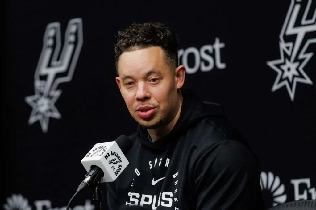 Spurs nombran a Mitch Johnson como nuevo entrenador tras renuncia de Popovich