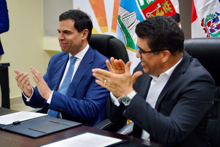 Roberto Ángel y Dío Astacio firman acuerdo para abrir escuela de música en SDE