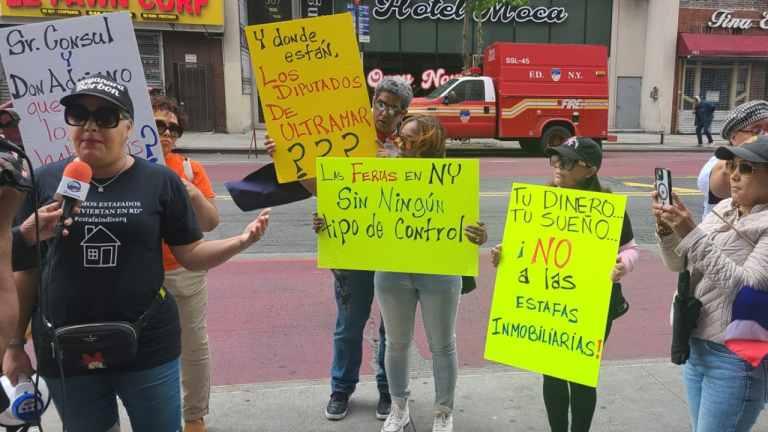 Acción Rápida piquetea en NYC Feria Inmobiliaria vino de la RD; dicen seguirán en la calle